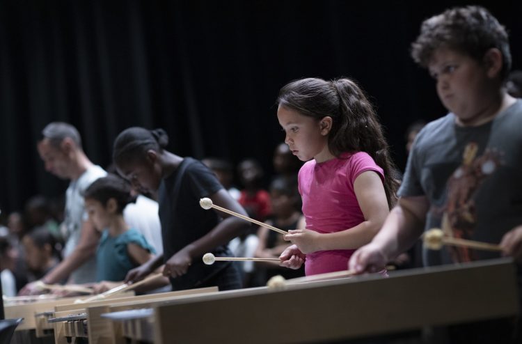 Répétition et concert « Chants d’Exil » par l’Ensemble C Barré, Amine Soufari et Telhaoui avec le Choeur, la Maîtrise, l’Orchestre à l’Ecole de la Busserine et le Club Orchestre. Le mardi 17 juin 2025 au ZEF, scène nationale de Marseille.