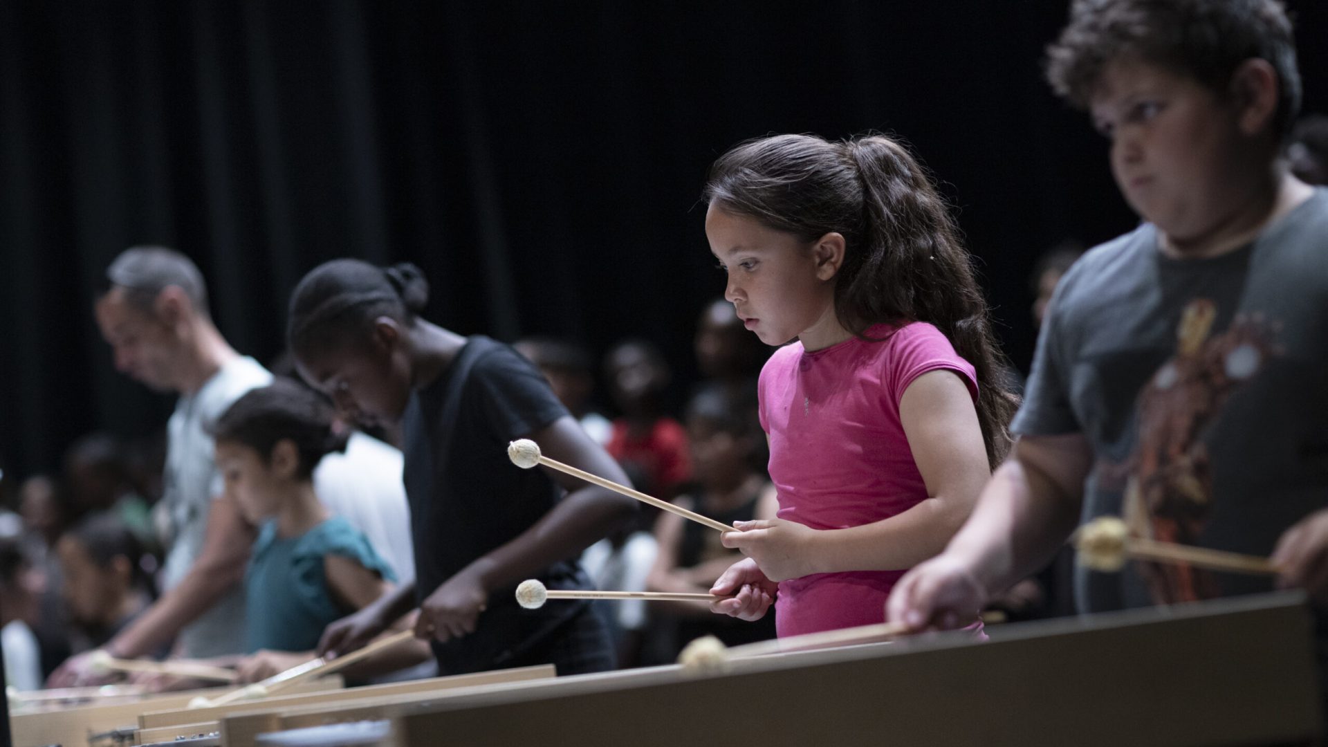 Répétition et concert « Chants d’Exil » par l’Ensemble C Barré, Amine Soufari et Telhaoui avec le Choeur, la Maîtrise, l’Orchestre à l’Ecole de la Busserine et le Club Orchestre. Le mardi 17 juin 2025 au ZEF, scène nationale de Marseille.