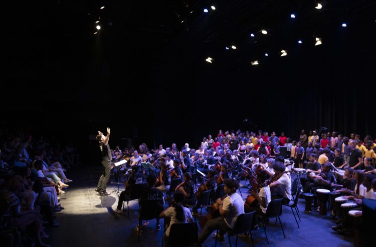 Répétition et concert « Chants d’Exil » par l’Ensemble C Barré, Amine Soufari et Telhaoui avec le Choeur, la Maîtrise, l’Orchestre à l’Ecole de la Busserine et le Club Orchestre. Le mardi 17 juin 2025 au ZEF, scène nationale de Marseille.