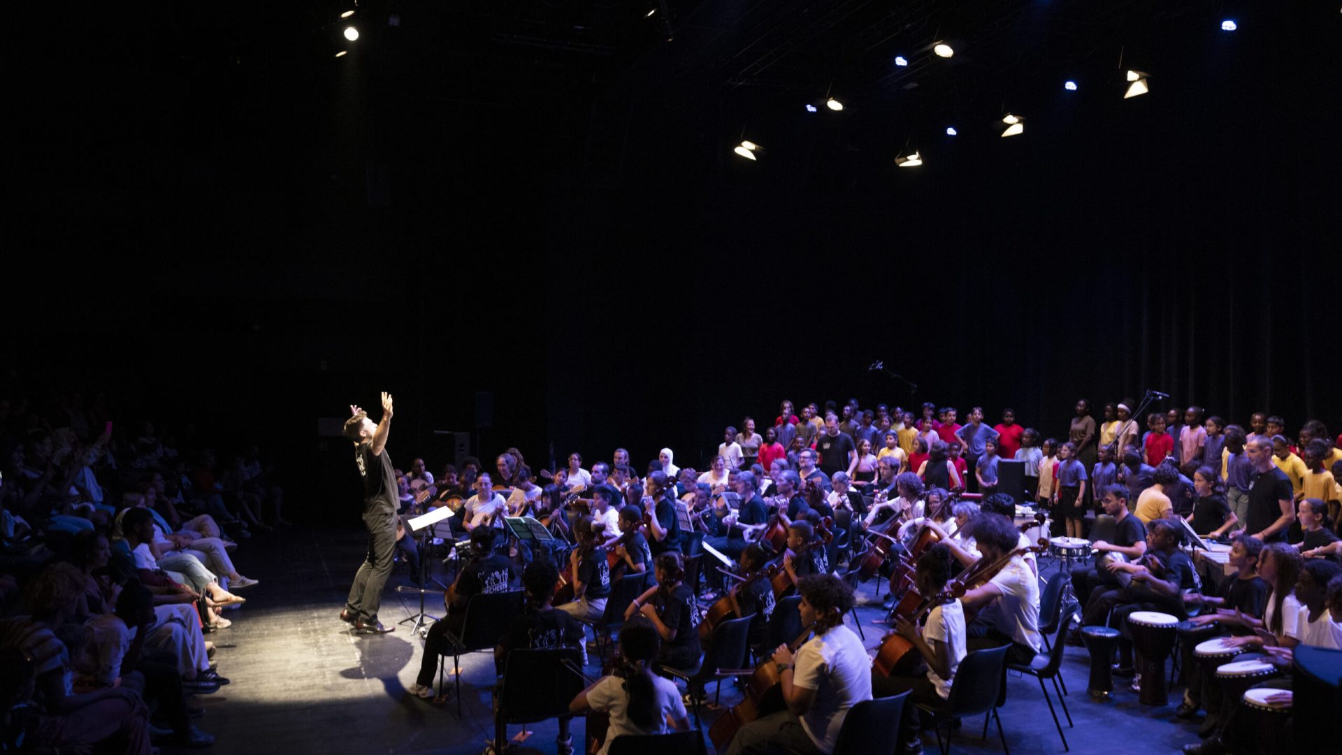 Répétition et concert « Chants d’Exil » par l’Ensemble C Barré, Amine Soufari et Telhaoui avec le Choeur, la Maîtrise, l’Orchestre à l’Ecole de la Busserine et le Club Orchestre. Le mardi 17 juin 2025 au ZEF, scène nationale de Marseille.