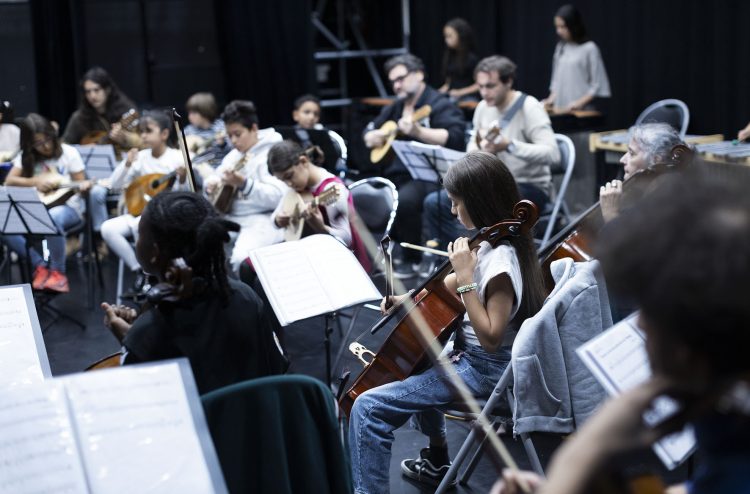 Le Club Orchestre en répétition puis en public le vendredi 24 octobre 2025 à l’Espace Culturel Busserine. Avec les musiciens de l’ensemble C Barré et Sébastien Boin à la direction d’orchestre. Un projet de l’Ensemble C Barré et du ZEF, scène nationale de Marseille.