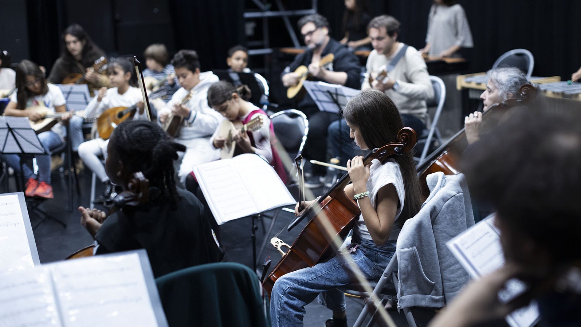 Le Club Orchestre en répétition puis en public le vendredi 24 octobre 2025 à l’Espace Culturel Busserine. Avec les musiciens de l’ensemble C Barré et Sébastien Boin à la direction d’orchestre. Un projet de l’Ensemble C Barré et du ZEF, scène nationale de Marseille.