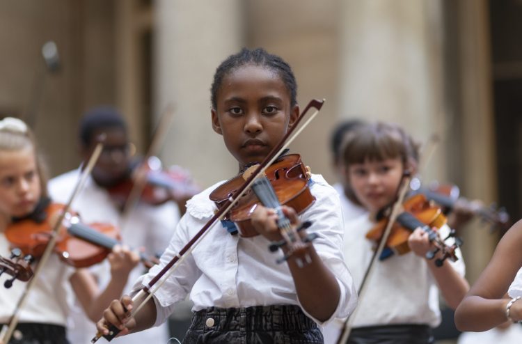 Fillette qui joue du violon