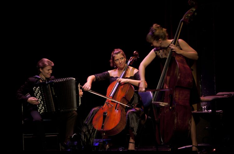 Elodie Soulard, Marine Rodallec, Charlotte Testu musiciennes dans Tierkreis